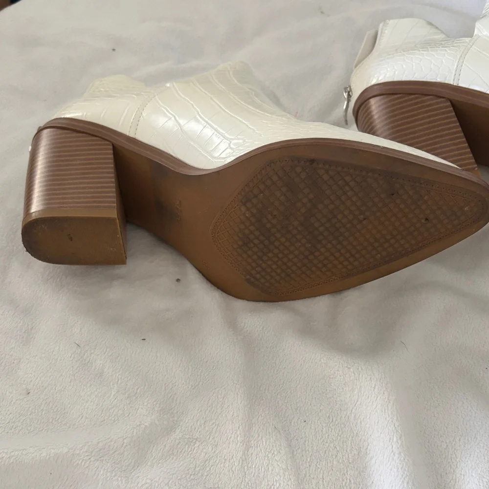 Chic White Croc-Embossed Ankle Booties - Picture 5 of 7